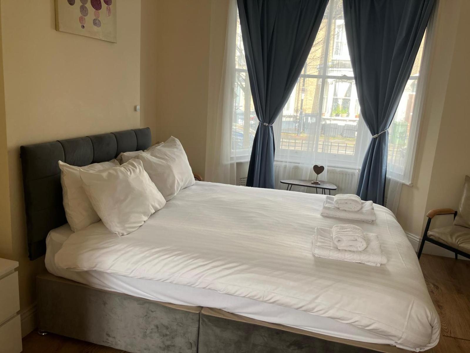 Specious Studio Flats Лондон Екстер'єр фото