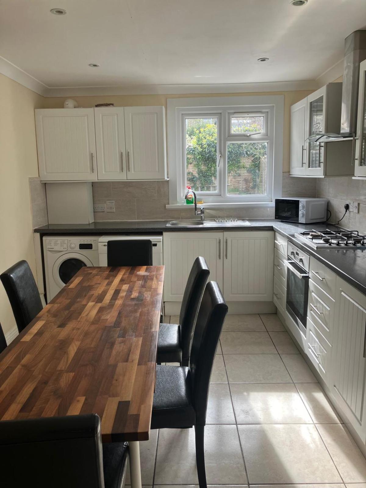 Specious Studio Flats Лондон Екстер'єр фото